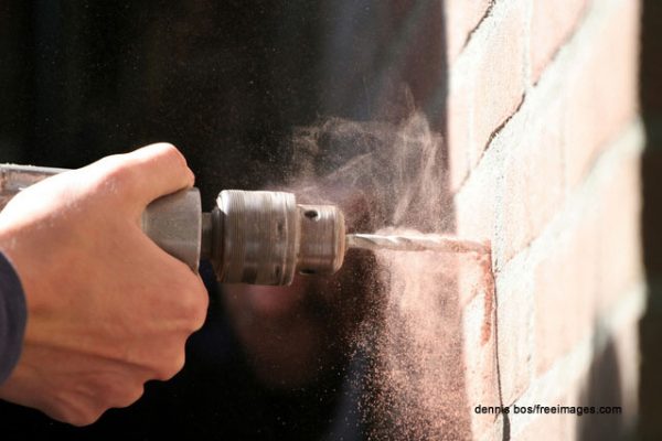 Bohrer_drilling-a-hole-