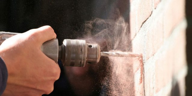 Bohrer_drilling-a-hole-